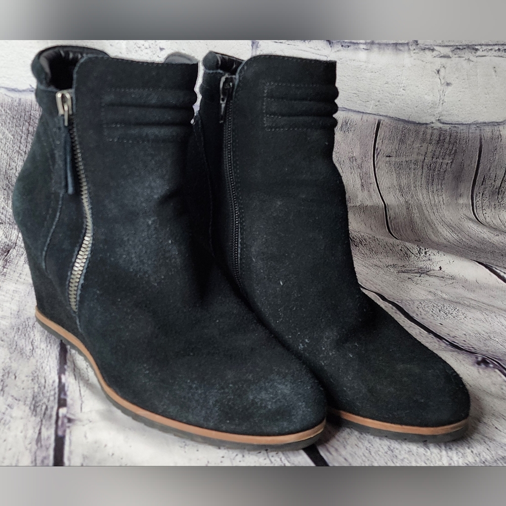 Very Cherry, black zippered ankle boots, size 9M, zipper detail on opposite side